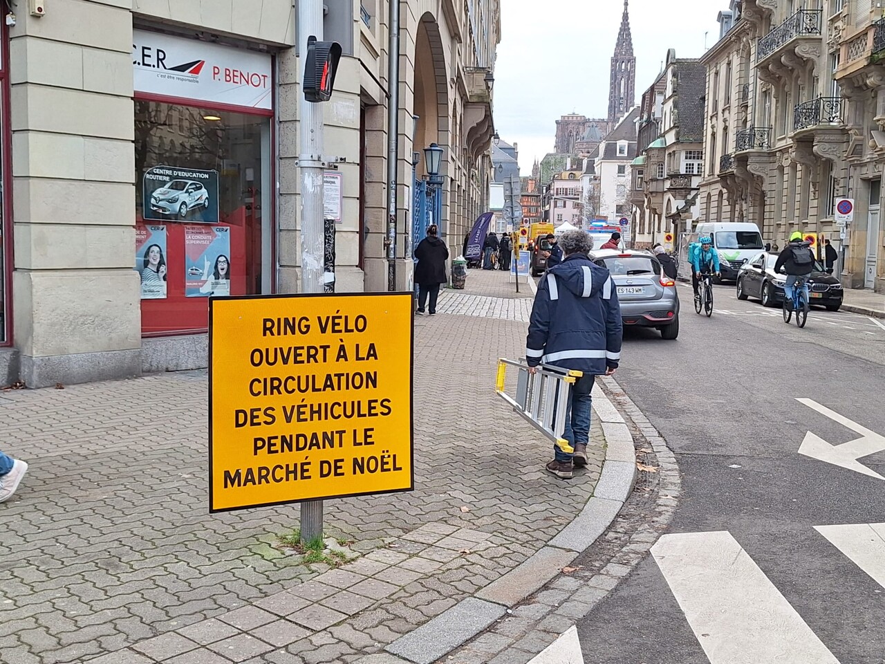 Pendant le marché de Noël de Strasbourg, le ring vélo est accessible aux voitures : pourquoi ça pose problème
