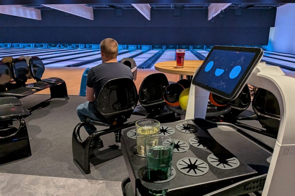 Des robots portent les boissons aux clients du bowling de l'Orangerie à Strasbourg.