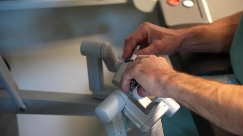 La commande à distance se faitr avec des joyscticks. 