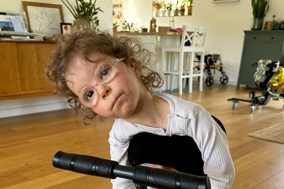 Romane, 3 ans, vit à Aurin