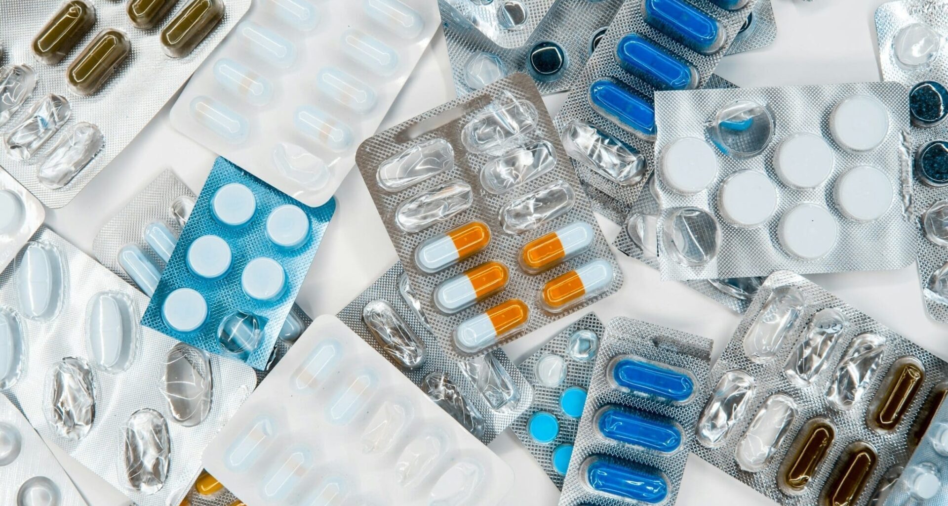 Smecta, Voltarène, Maxilase… Ces médicaments que nous prenons tous et que Prescrire déconseille en 2026