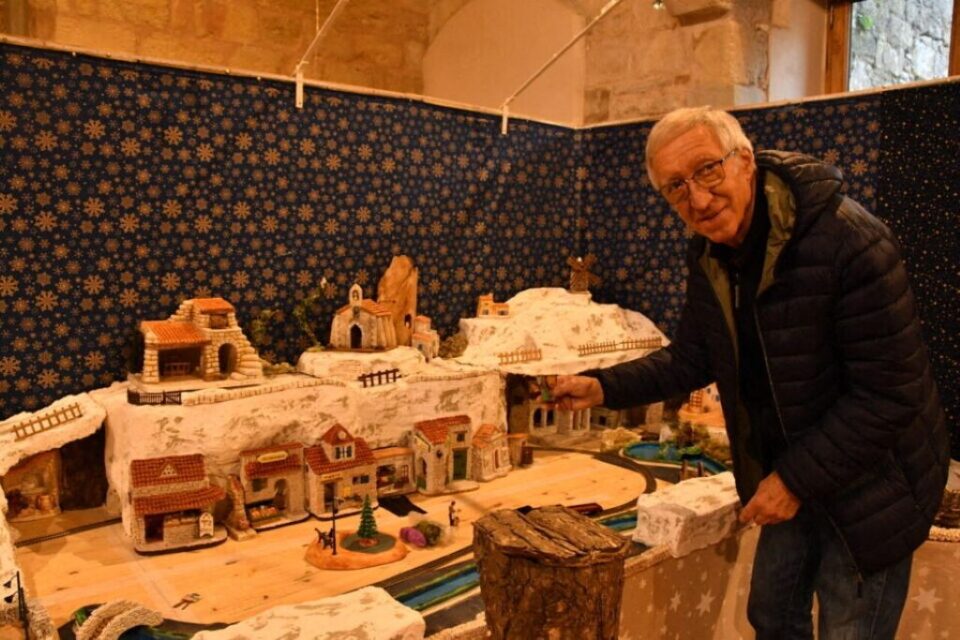 Cette année le château de Saint-Félix-Lauragais accueille le village provençal et la crèche de Goerges Hoeflich, ici encore en cours d’élaboration. 