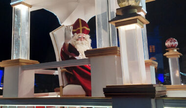 ils bousculent la foule pour être au plus près du défilé de Saint-Nicolas et finissent en garde à vue