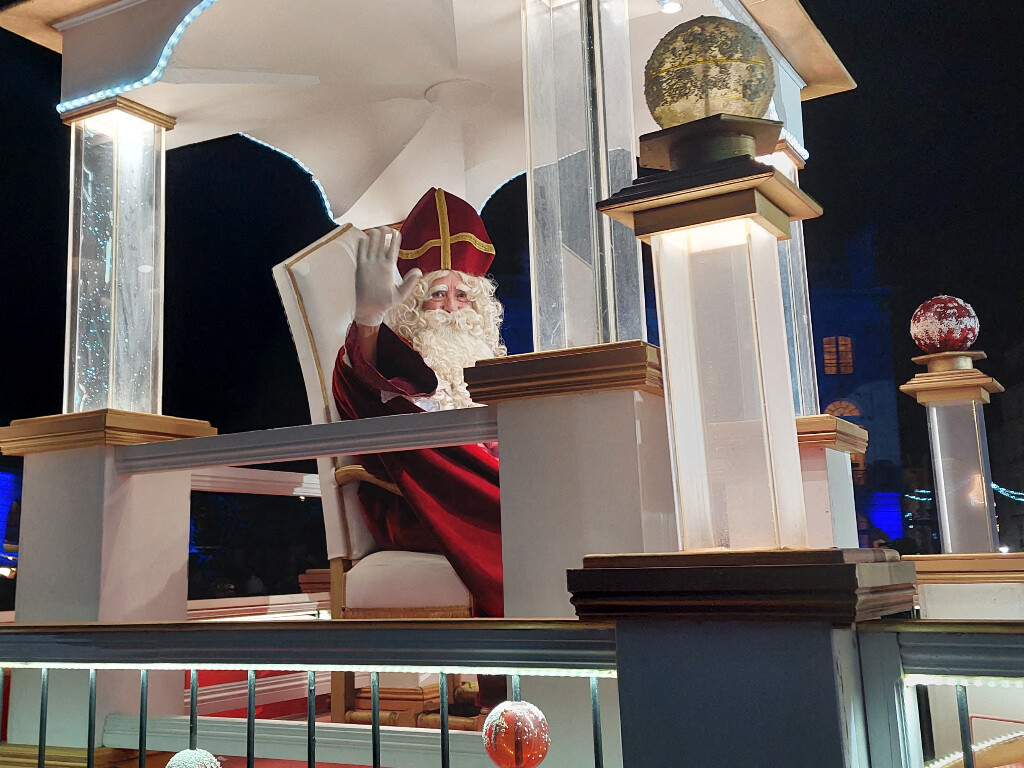 ils bousculent la foule pour être au plus près du défilé de Saint-Nicolas et finissent en garde à vue