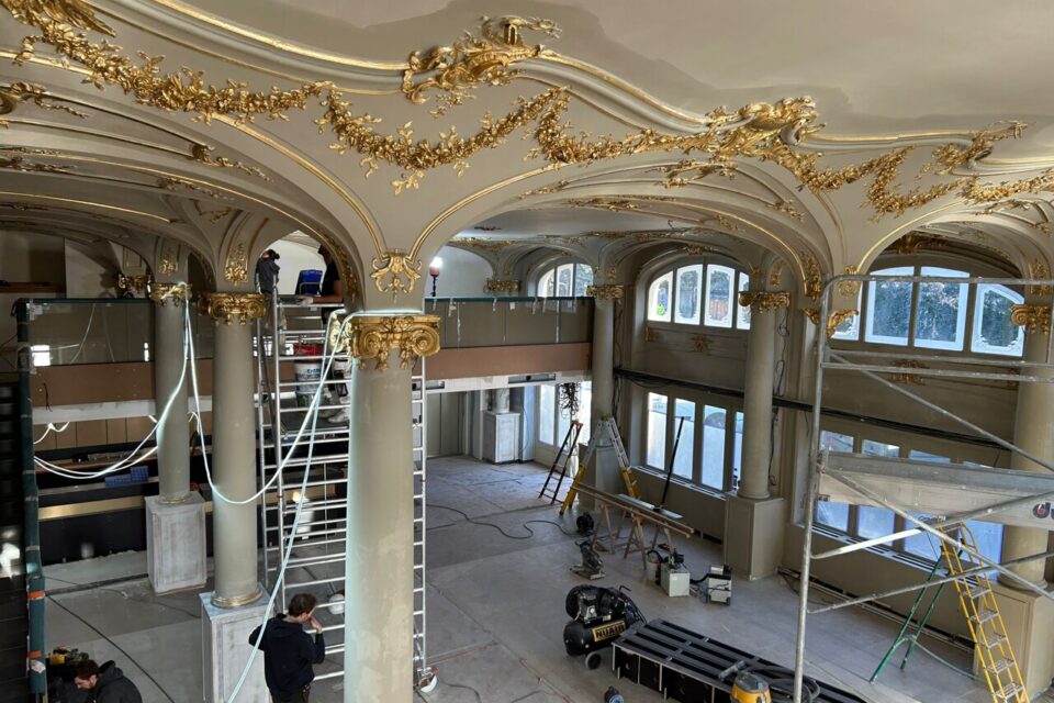 Si les fresques ont disparu, les moulures décorées avec de la feuille d'or ont été conservées.