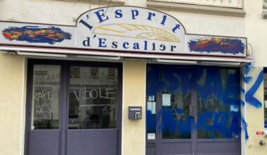 à Paris, une galerie d'art exposant des œuvres sur la Palestine vandalisée