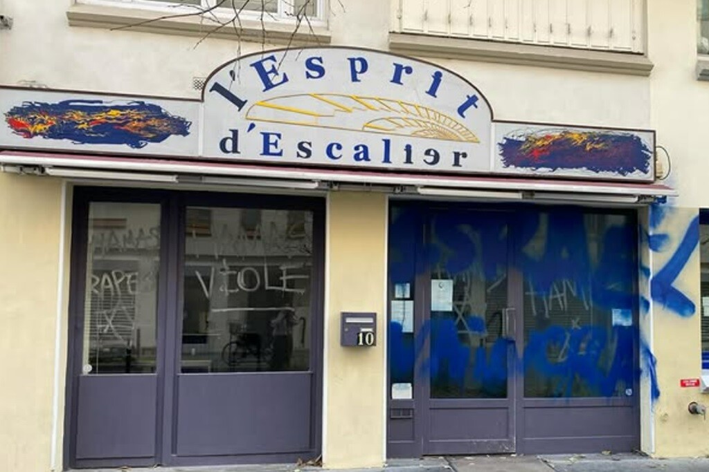 à Paris, une galerie d'art exposant des œuvres sur la Palestine vandalisée