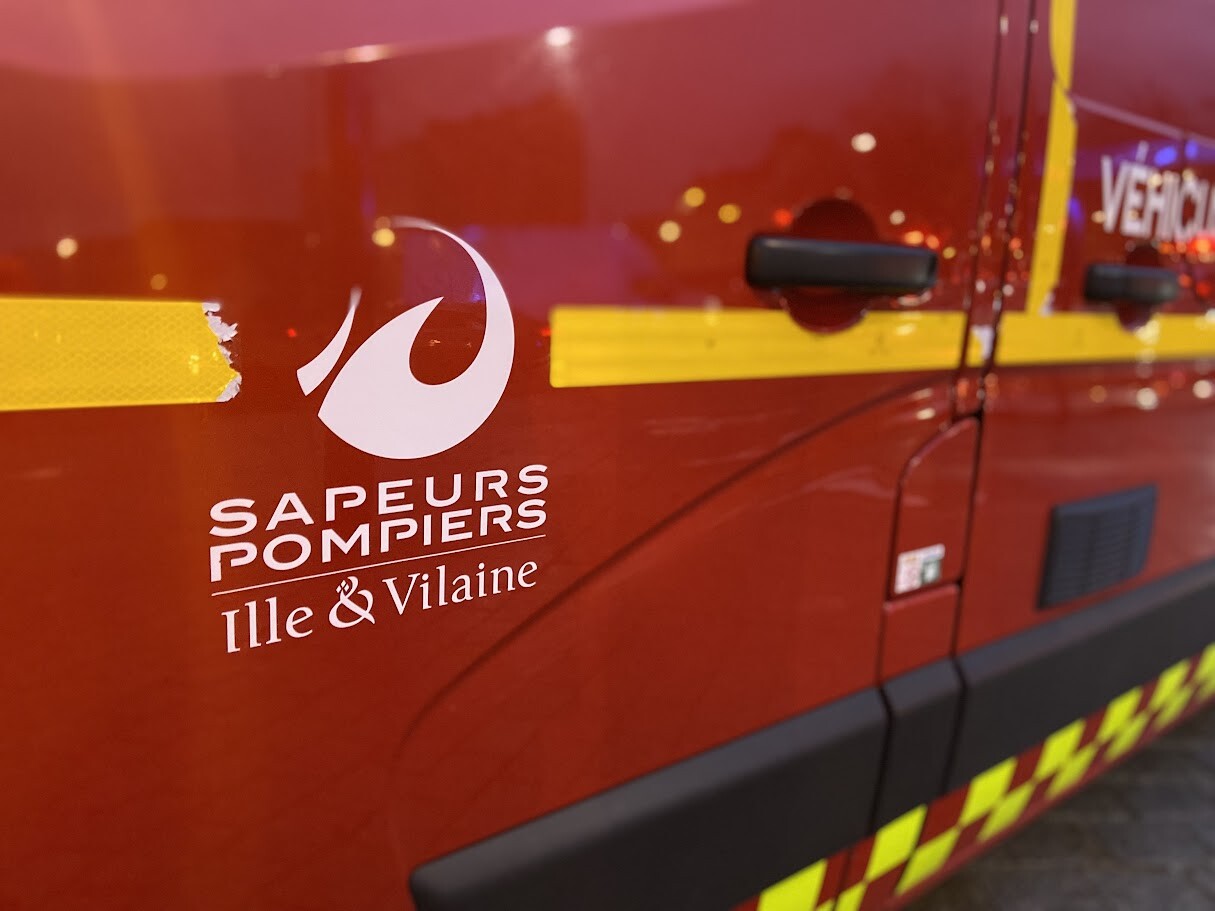 une femme bloquée dans sa voiture transportée aux urgences