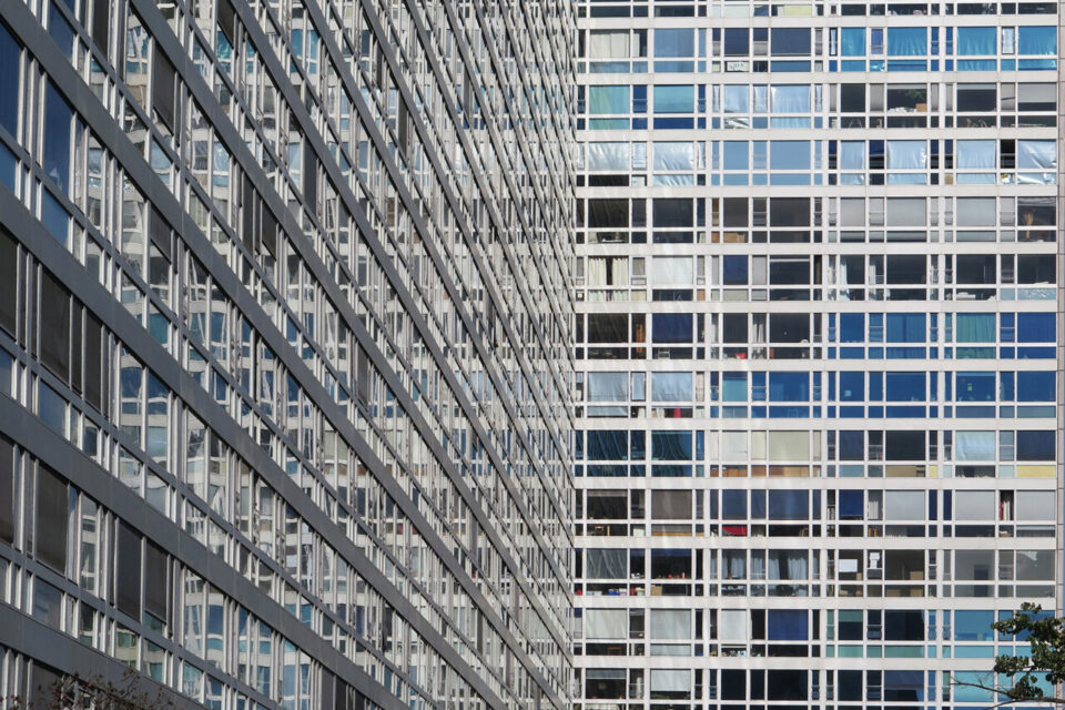 Plus de 2 000 personnes vivent dans la résidence.