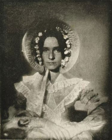 En 1840, Dorothy Catherine Draper est photographiée par son frère John William Draper, sur le toit de son laboratoire de New York, pour mieux capter la lumière. C’est le premier portrait féminin de l’Histoire.