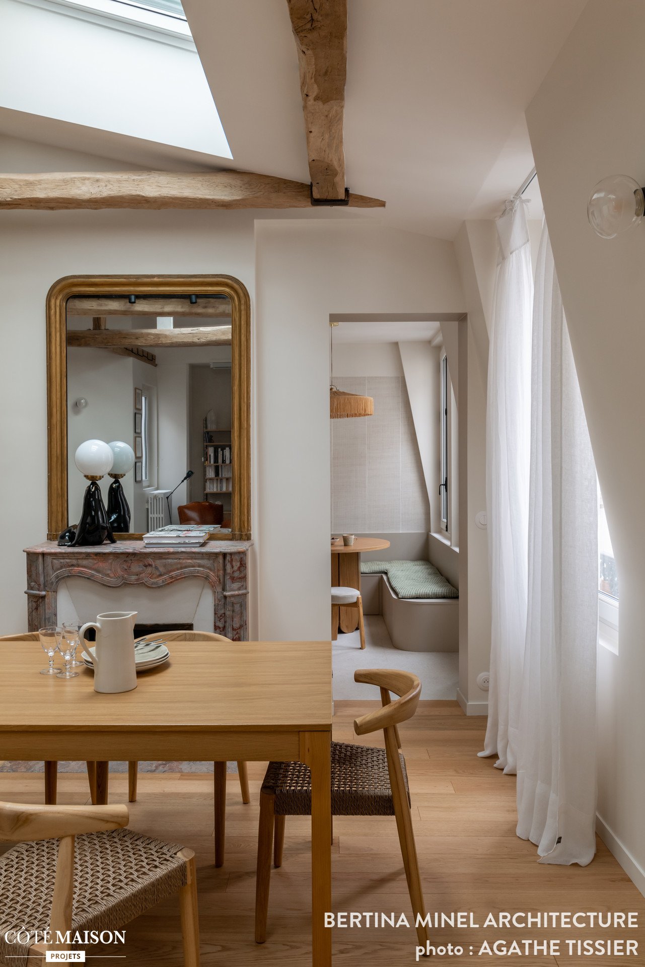 salon appartement Paris avec poutres décoration contemporaine