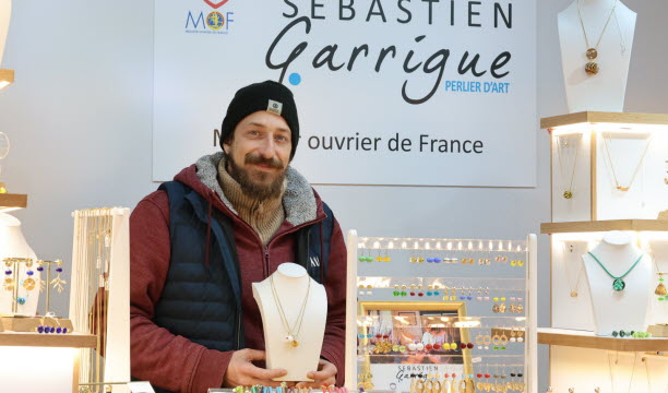 Sébastien Garrigue, artisan d’art, a créé plusieurs perles pour le marché de Noël de cette année. Photo Jean-François Frey