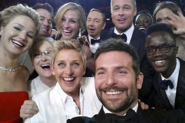 Le selfie de Hollywood, autour d’Ellen DeGeneres aux Oscars en 2014. Il sera retweeté 3,4 millions de fois. Première fièvre des réseaux avec cette image virale.