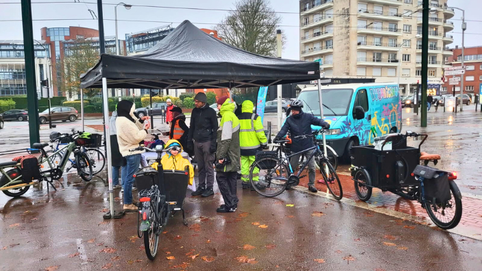 Cyclistes et usagers de trottinettes sensibilisés à l’importance de l’éclairage