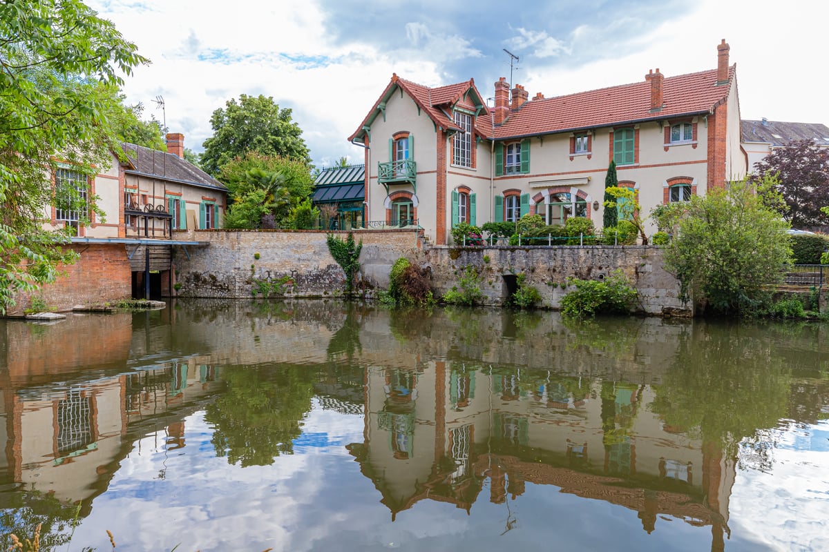 sa sublime longère solognote à Romorantin-Lanthenay, où il possède un grand parc