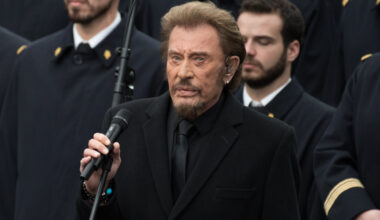 Des cheveux de Johnny Hallyday adjugés à prix record aux enchères, 8 ans après sa mort