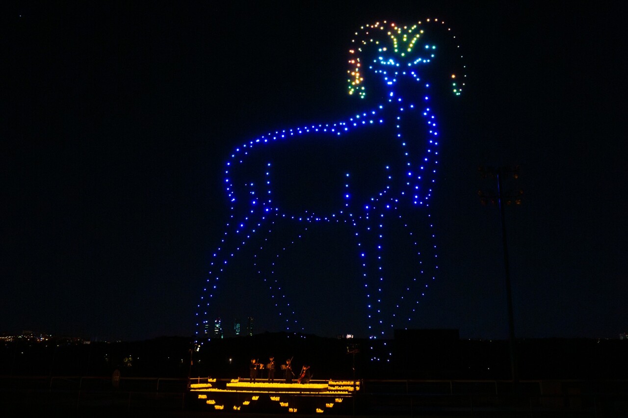 Près de Lyon. Un immense spectacle de drones avec concert bientôt organisé dans ce lieu