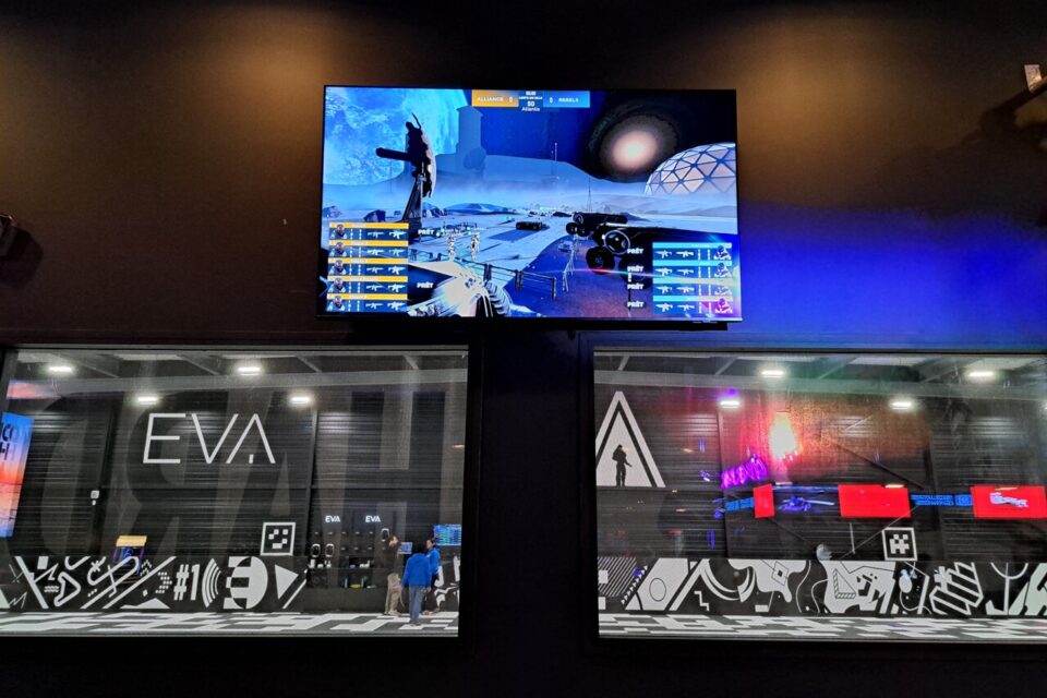 De l'extérieur, on peut observer sur écrans ce que voient les joueurs.