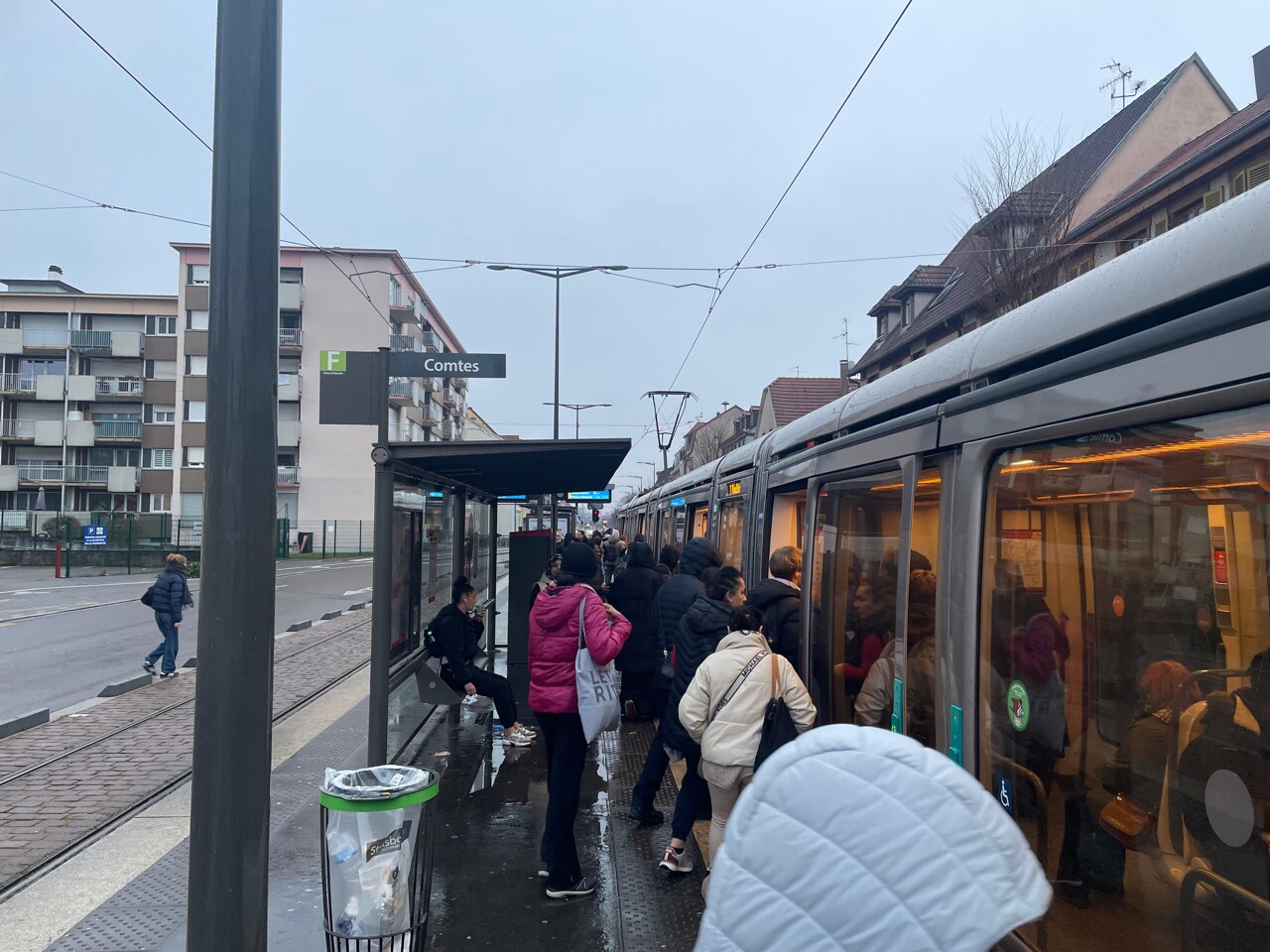 Strasbourg. L'extension du tram ouest déjà saturée ? "Je dois souvent laisser passer un tram avant de monter"