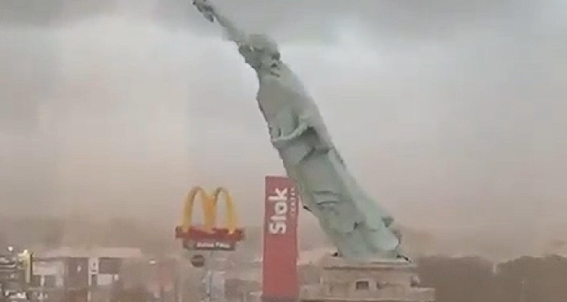 Filmée en direct, une Statue de la Liberté de 24 mètres s’écroule soudainement sur un parking au Brésil