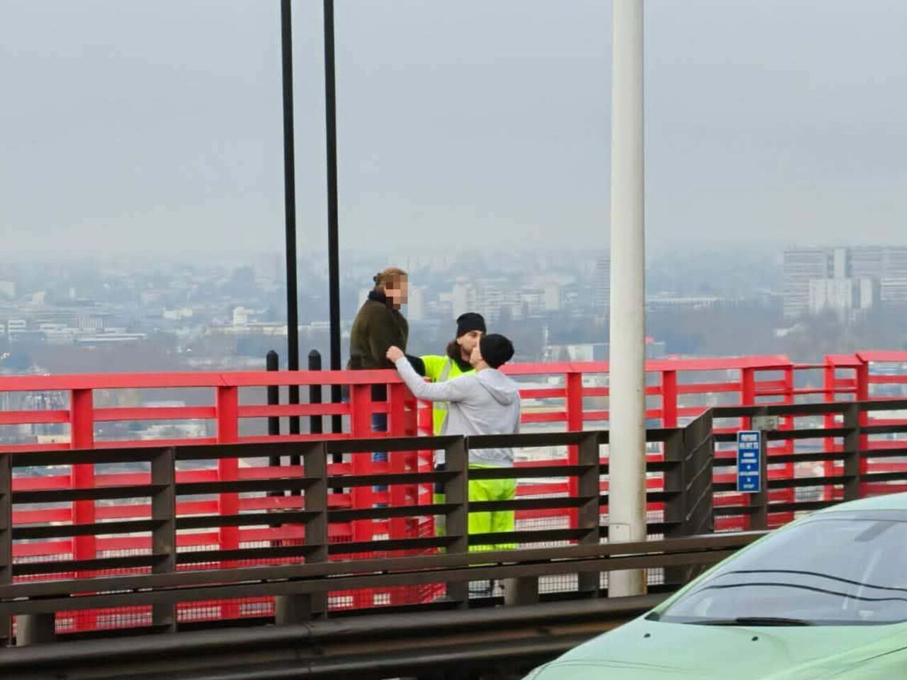 deux éboueurs sauvent une femme qui s'apprêtait à sauter du pont d'Aquitaine