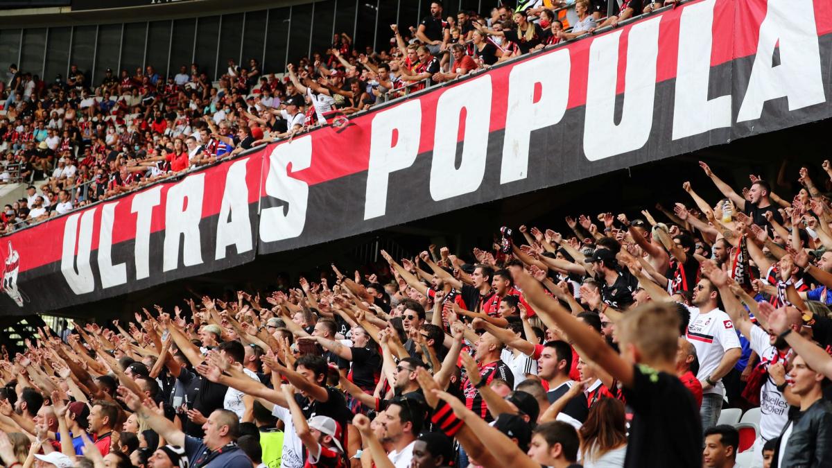 des supporters choqués présents au centre d’entraînement