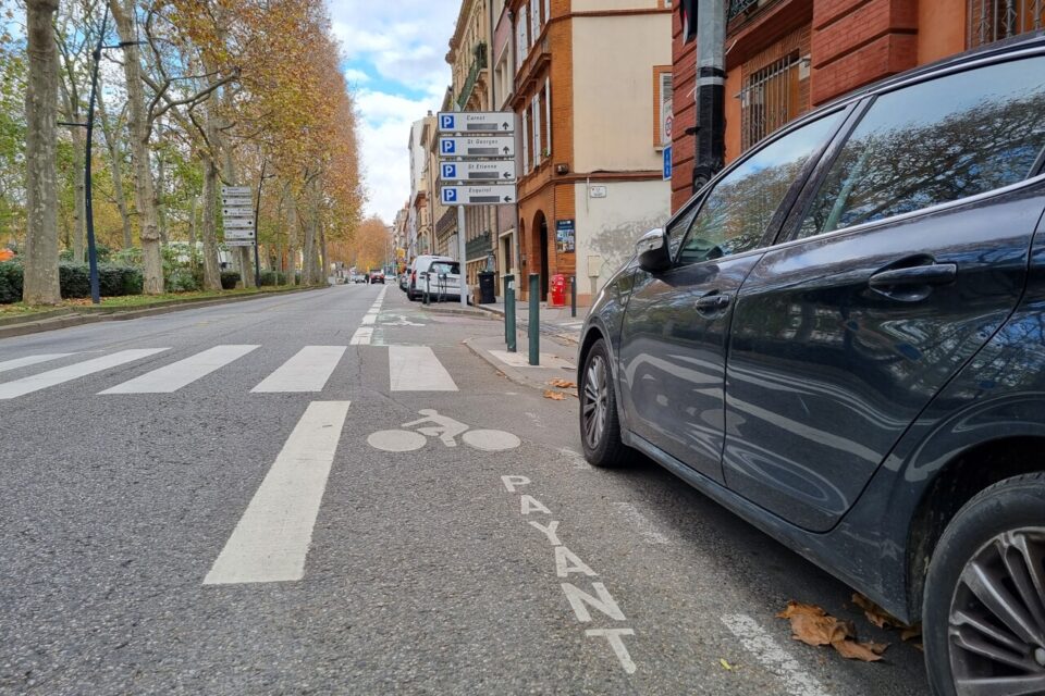 Les places qui ne respectent pas la distance règlementaire des passages piétons, comme celle-ci sur les allées François Verdier, seront supprimées