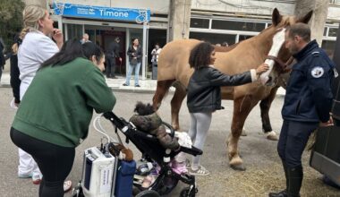 Brigade équestre, dronistes... la police de Marseille au chevet des enfants malades à la Timone pour Noël