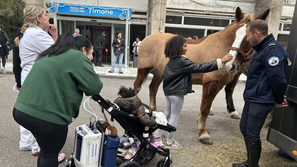 Brigade équestre, dronistes... la police de Marseille au chevet des enfants malades à la Timone pour Noël