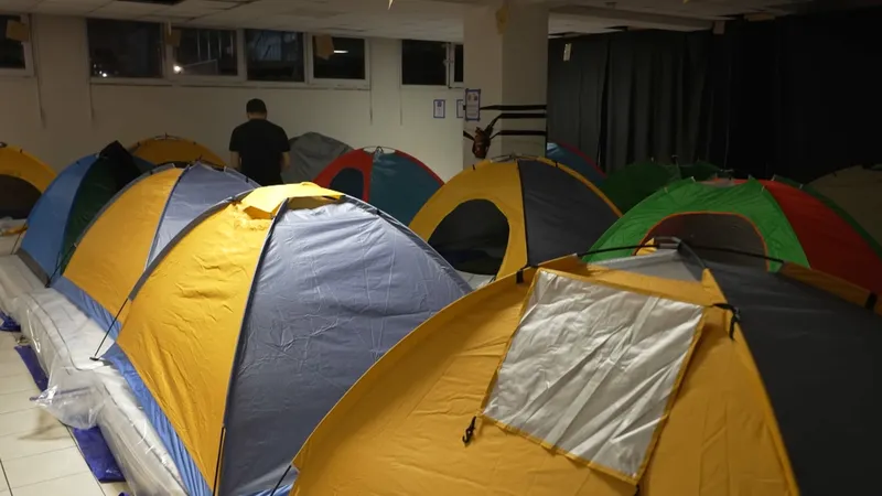 L'association Utopia 56 peut héberger jusqu'à 180 personnes dans des lieux d'hébergement d'urgence.