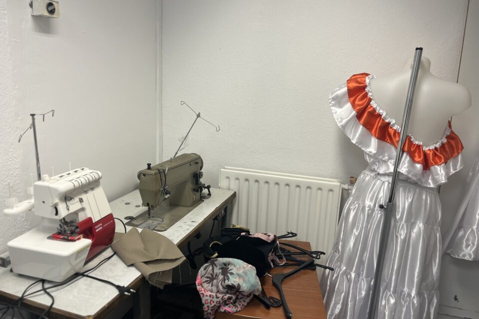 La salle couture sert d’espace de détente et d’apprentissage pour les bénéficiaires.