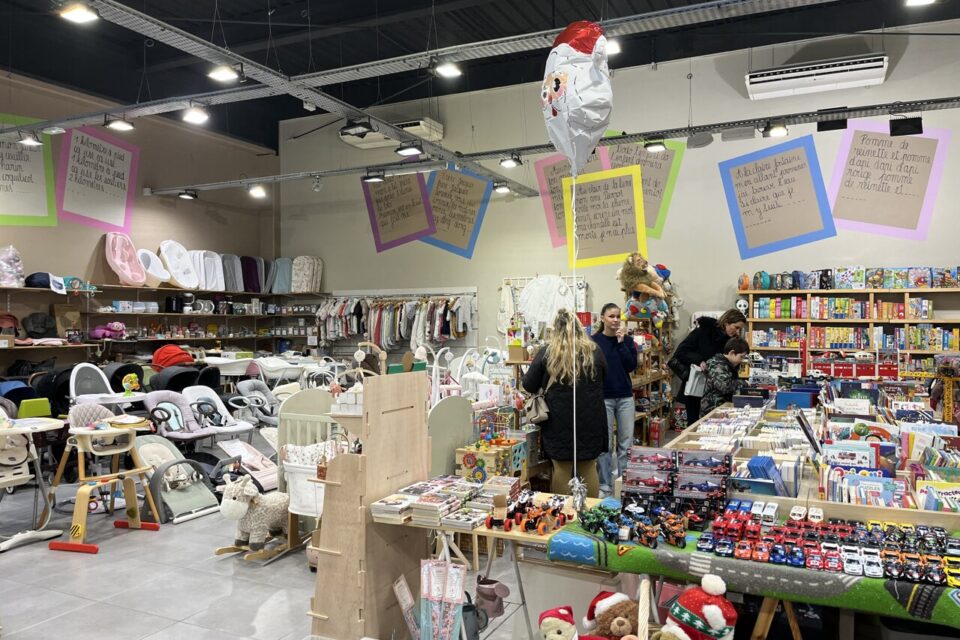 Jeux de société, jouets en bois et livres jeunesse figurent parmi les articles les plus recherchés.