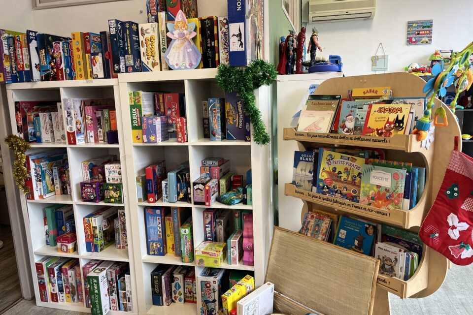 Dans les rayons de la Gaminerie, les jouets de seconde main côtoient livres et jeux de société.