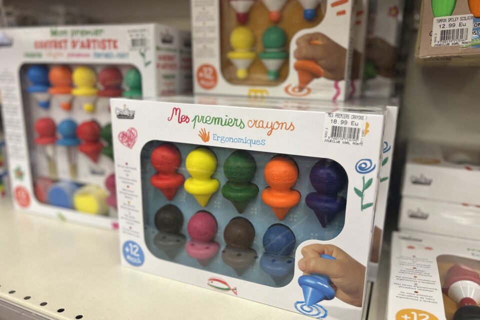 Pâte à modeler, sable magique et kits créatifs encouragent la manipulation et la créativité chez les enfants.