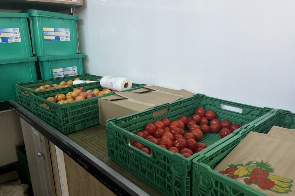 Les caisses de fruits et légumes sont triées avant d’être cuisinées.