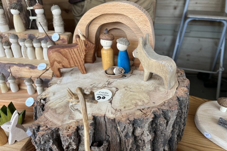 Les lutins en bois, fabriqués à partir de hêtre, de charme et de cupules de glands, constituent le cœur de la collection.