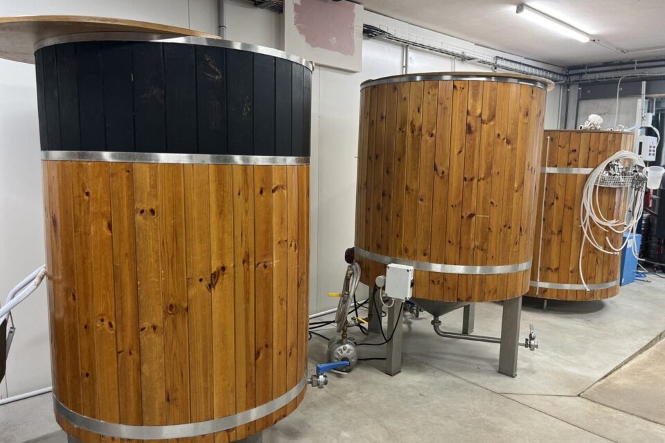 Les microbrasseries locales misent sur le circuit court pour rester indépendantes.