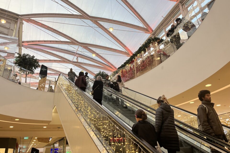 Quelques clients circulent encore tranquillement avant la montée du pic d’achats prévue mi-décembre.