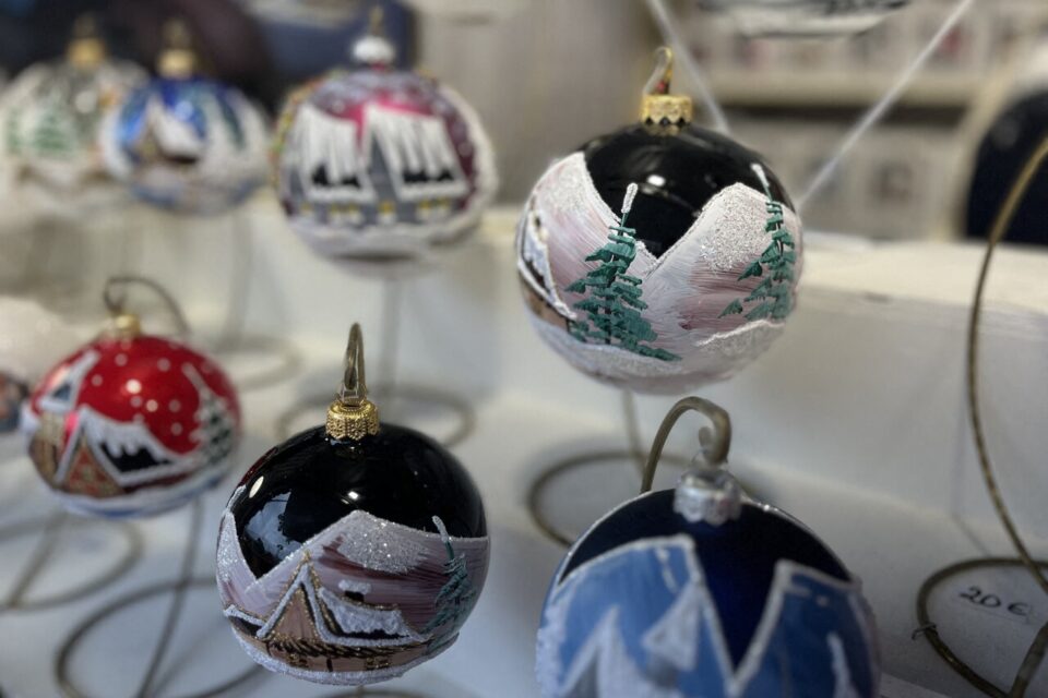 Les décorations sont fabriquées par des artisans en Pologne selon des techniques traditionnelles.