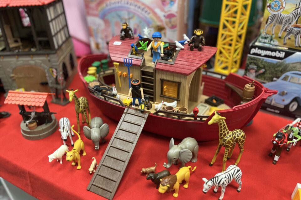 Figurines, châteaux et bateaux pirates composent les rayons.