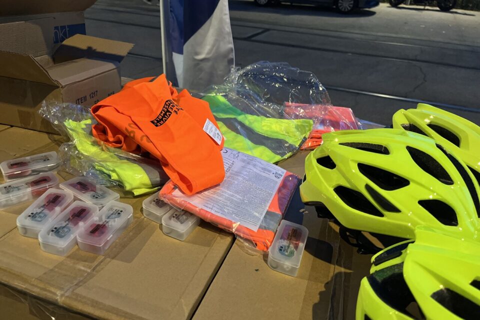 Le matériel offert comprend des casques, des brassards, des feux avant-arrière et des éléments réfléchissants.