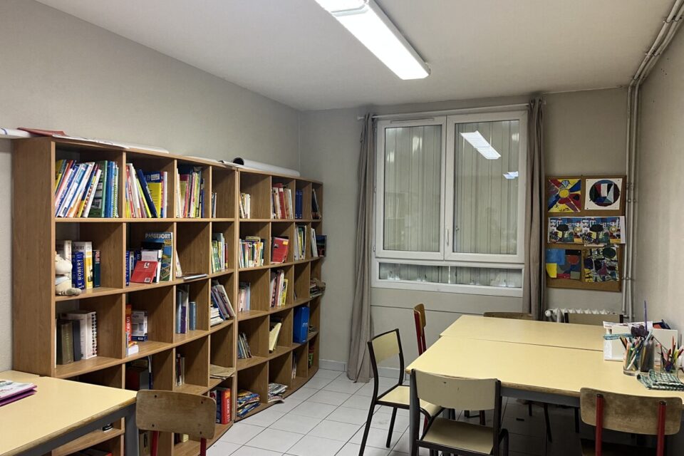 La petite salle du local associatif, aménagée pour accueillir les enfants après l’école.