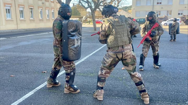 Des militaires s'entraînent sur la base aérienne d'Orange où 100 premiers volontaires sont attendus en septembre 2026. (MATHILDE VINCENEUX / RADIO FRANCE)