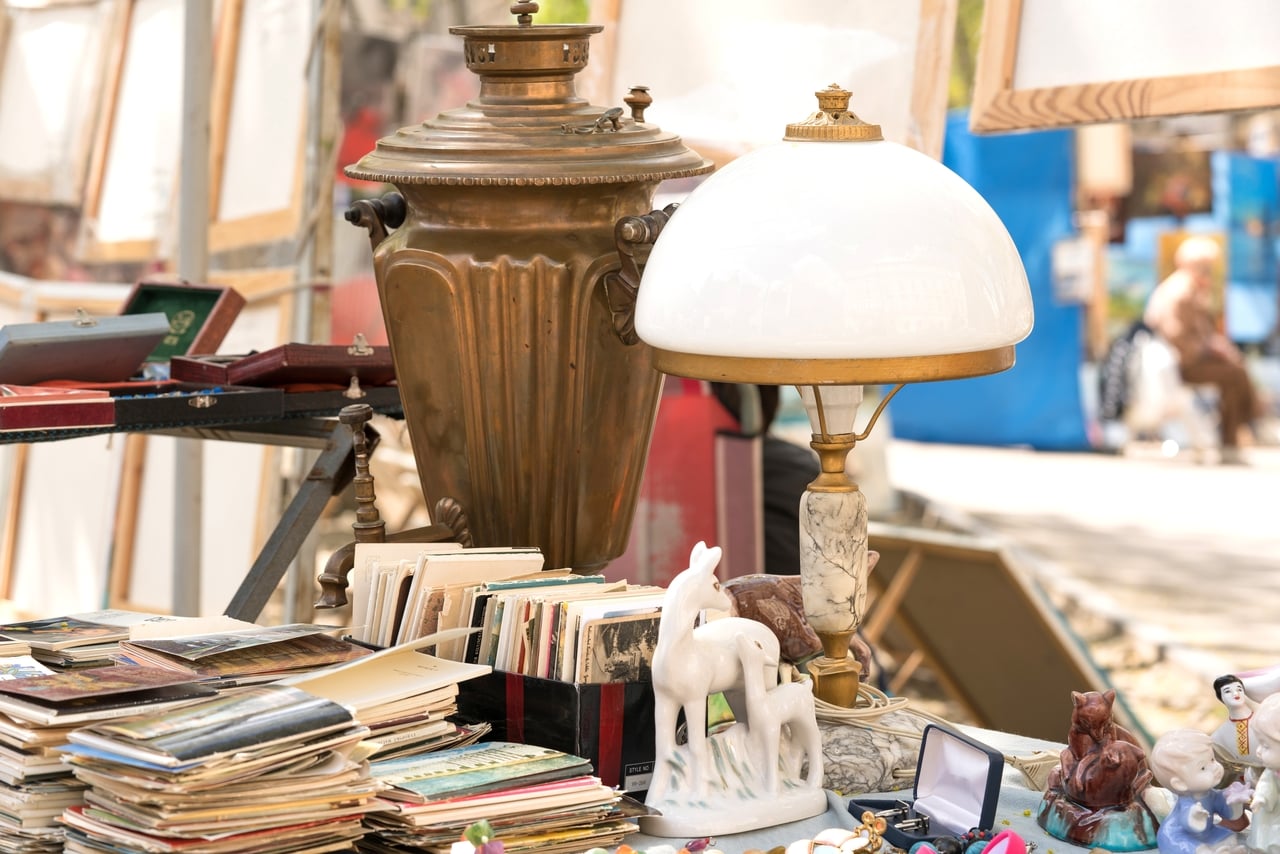 Elle achète une tirelire vintage en brocante et y découvre un trésor