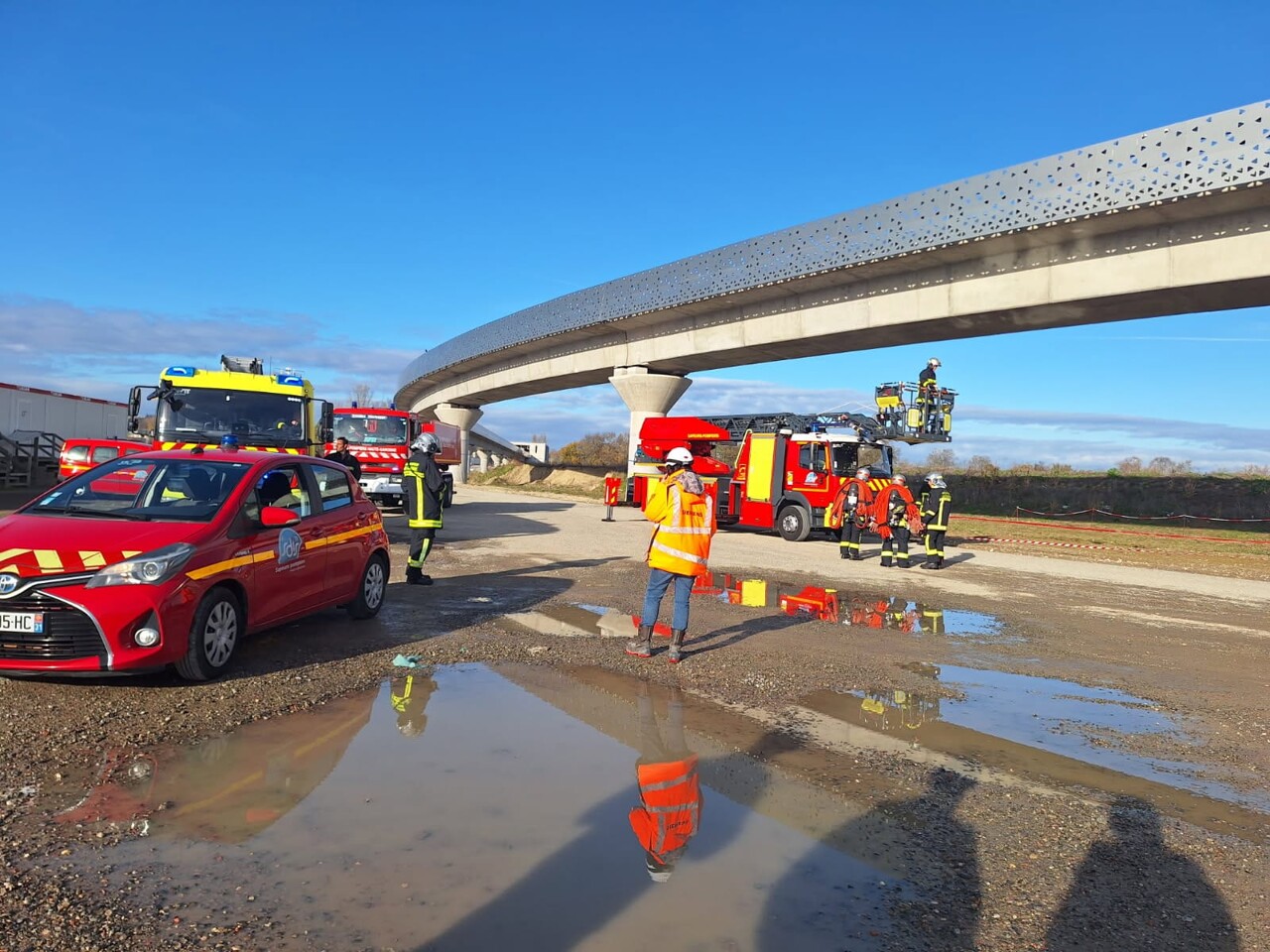 pourquoi des camions de pompiers étaient sur le chantier d'une station ?