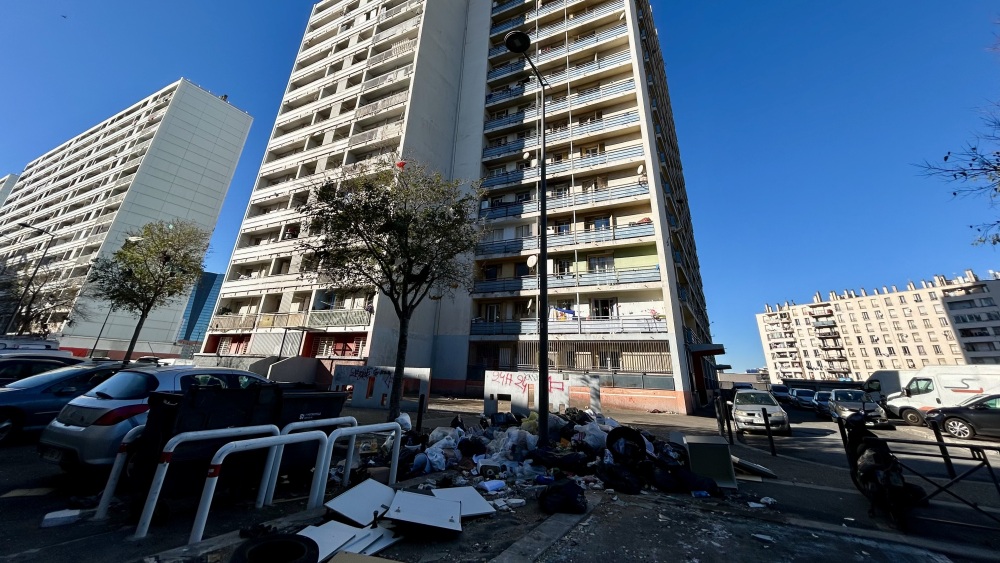 En attendant la démolition, le quotidien dégradé de la tour B de Félix-Pyat à Marseille