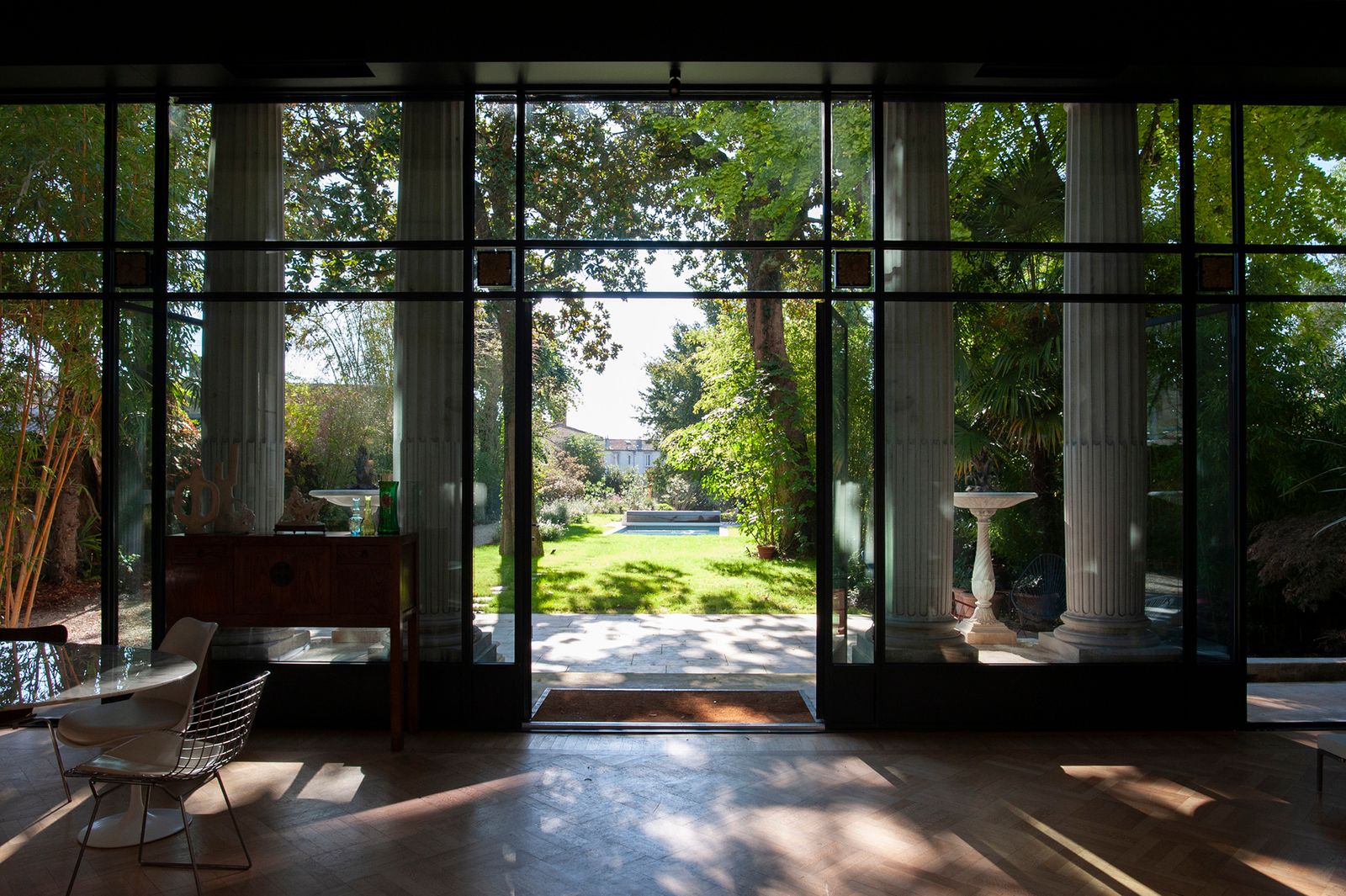 La salle à manger dvoile une vue extraordinaire sur le grand jardin et sa piscine.