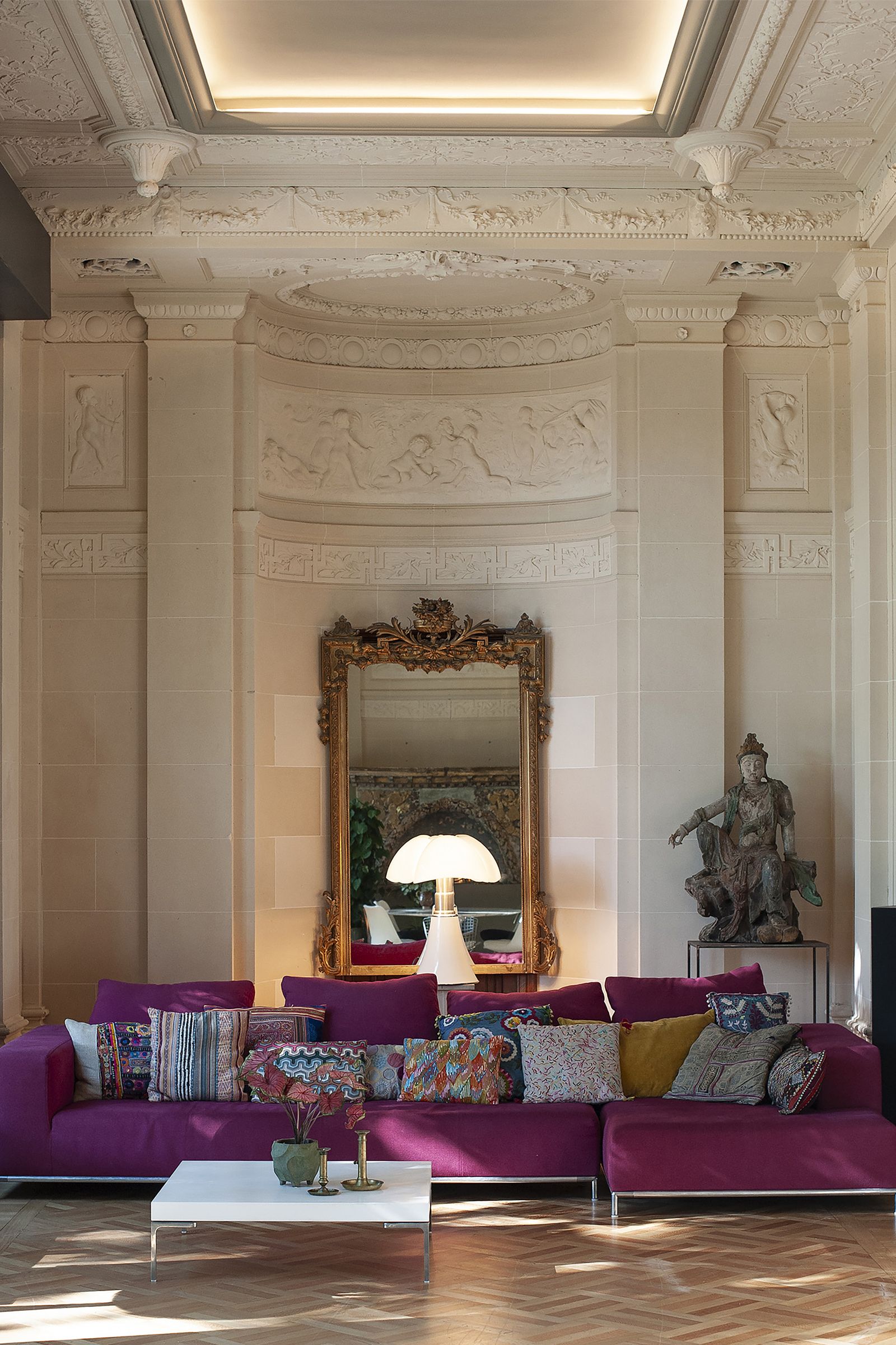 L'ensemble des moulures a t rhabilit avec soin. La lampe Pipistrello blanche de Martinelli Luce s'impose comme lment...