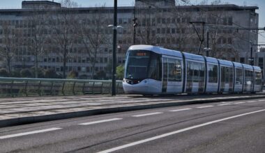 Accident entre une rame de métro et une voiture près de Rouen : deux personnes âgées blessées