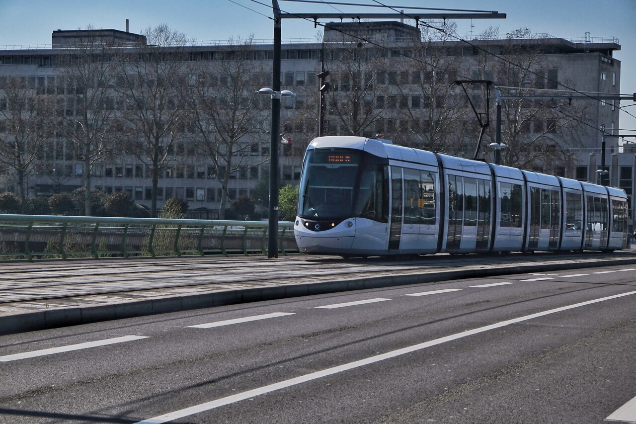 Accident entre une rame de métro et une voiture près de Rouen : deux personnes âgées blessées